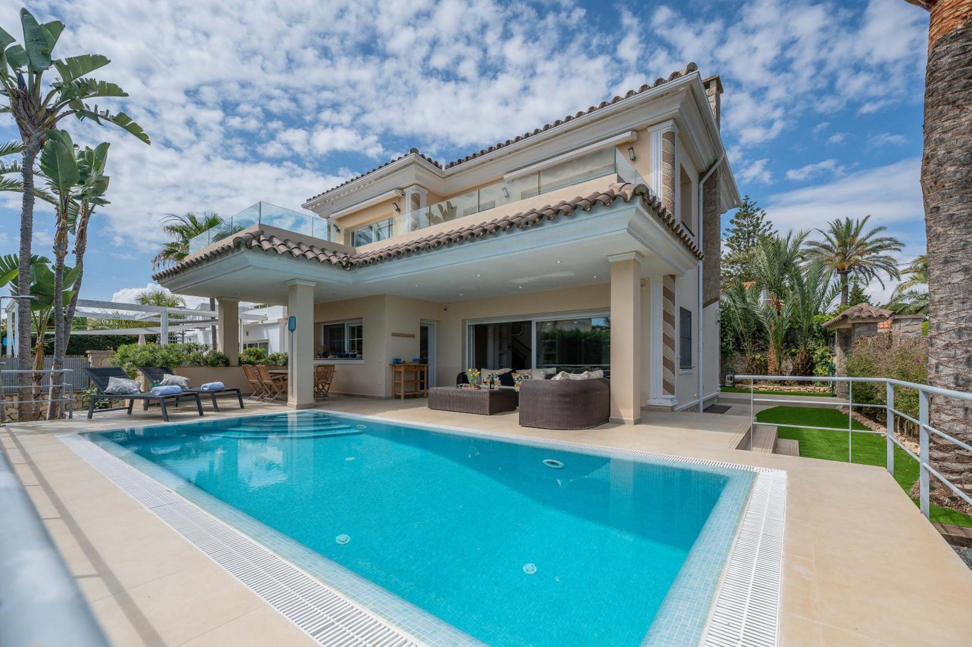 Beachfront With Sea Views & Private Pool *