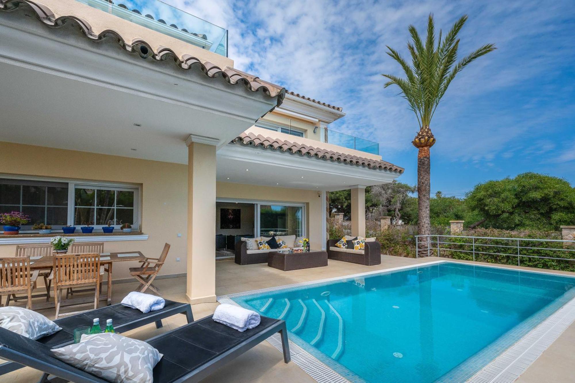 Beachfront With Sea Views & Private Pool Marbella