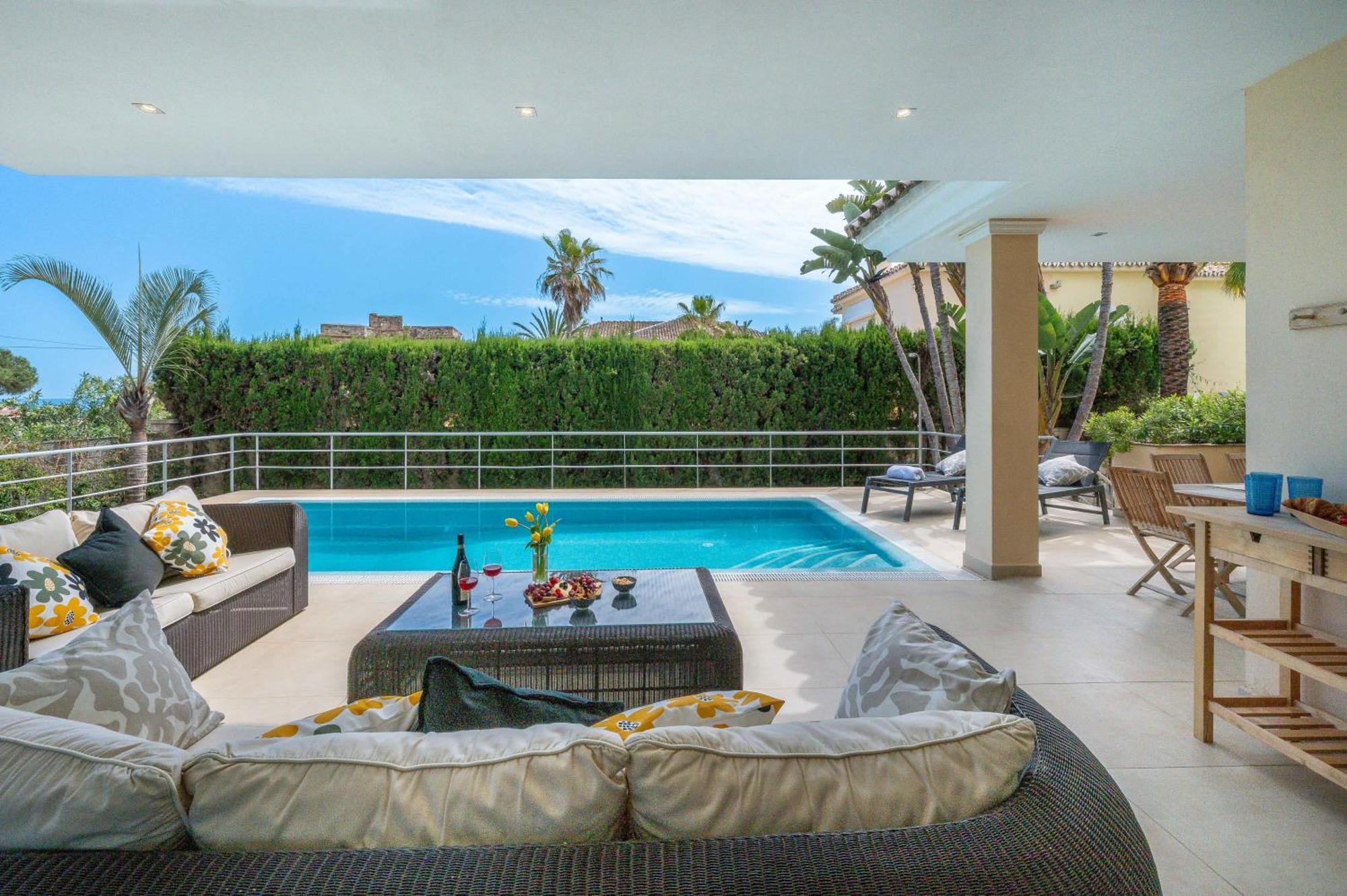 Beachfront With Sea Views & Private Pool Villa *