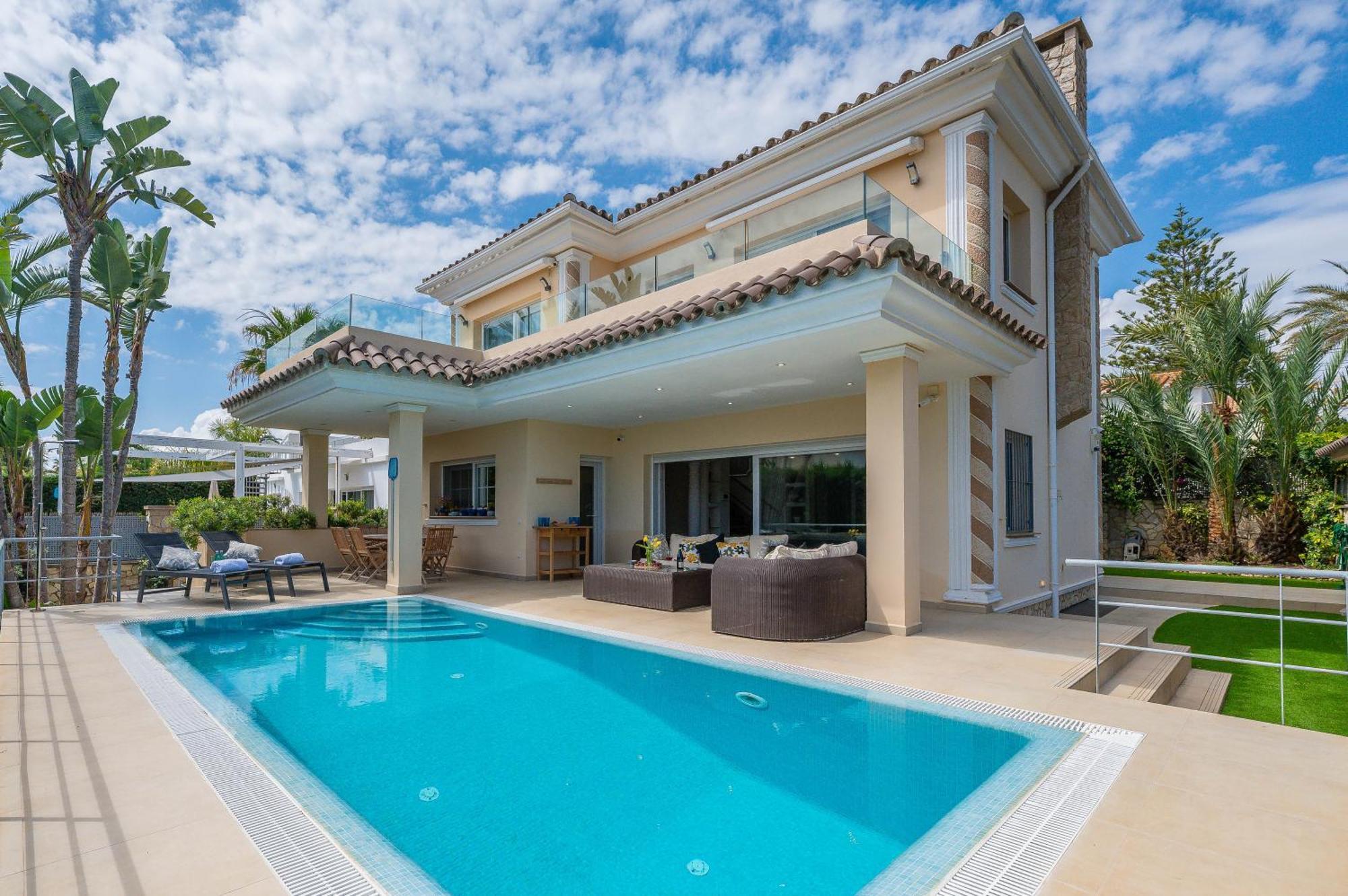 Villa Beachfront With Sea Views & Private Pool Marbella