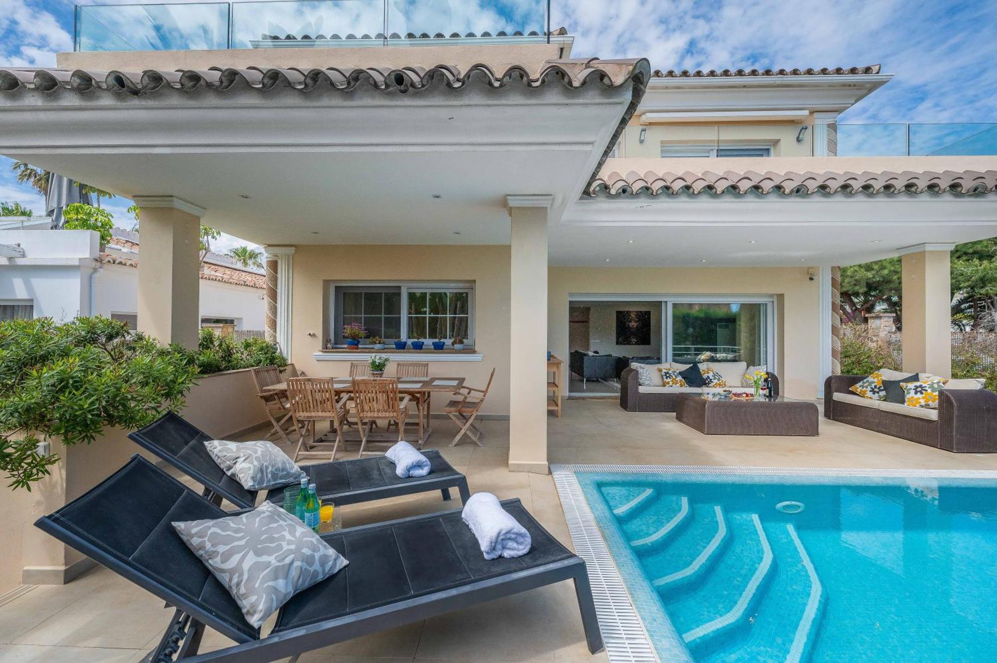 Villa Beachfront With Sea Views & Private Pool