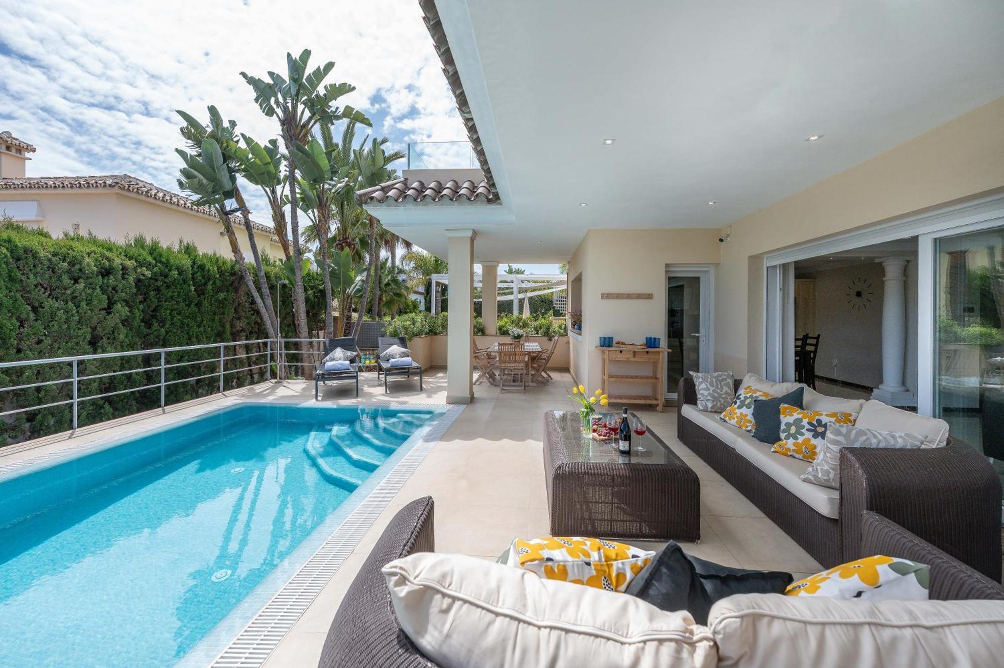 Villa Beachfront With Sea Views & Private Pool