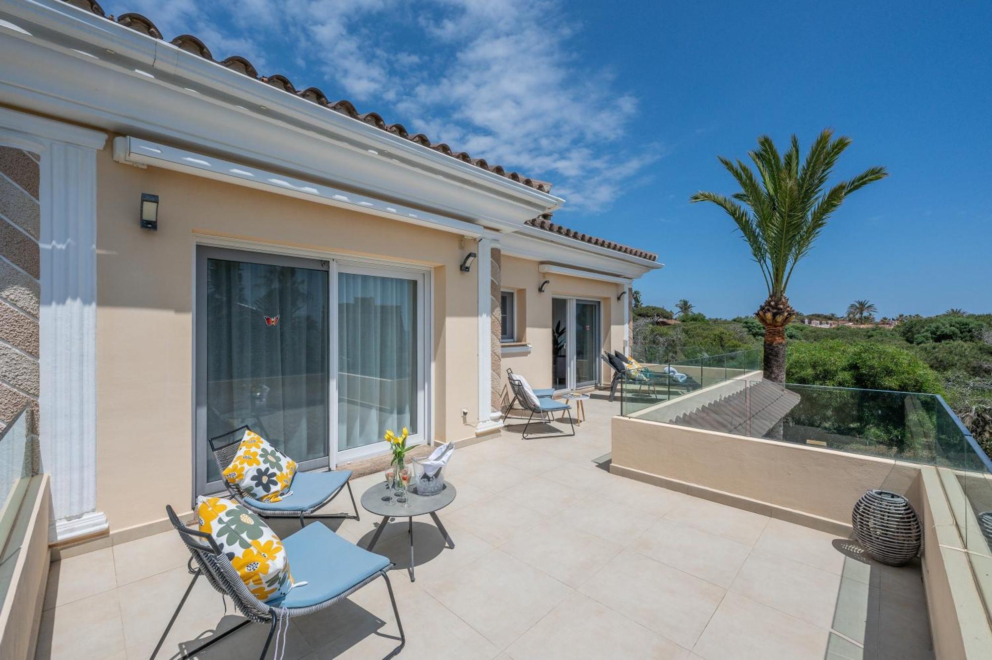 Villa Beachfront With Sea Views & Private Pool