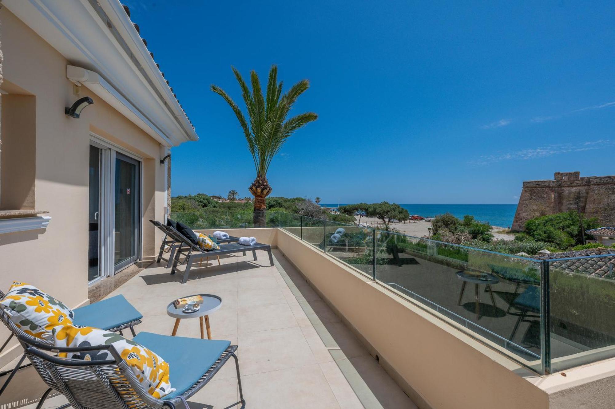 Beachfront With Sea Views & Private Pool Villa *