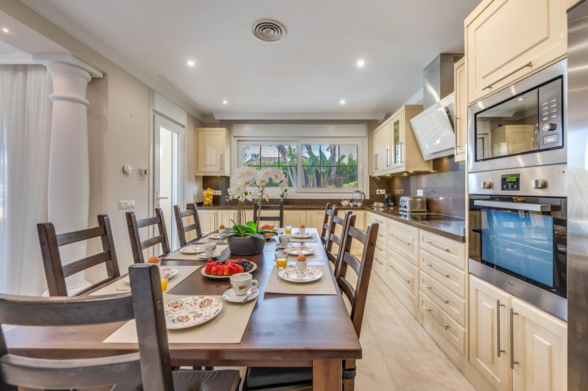 Villa Beachfront With Sea Views & Private Pool Marbella