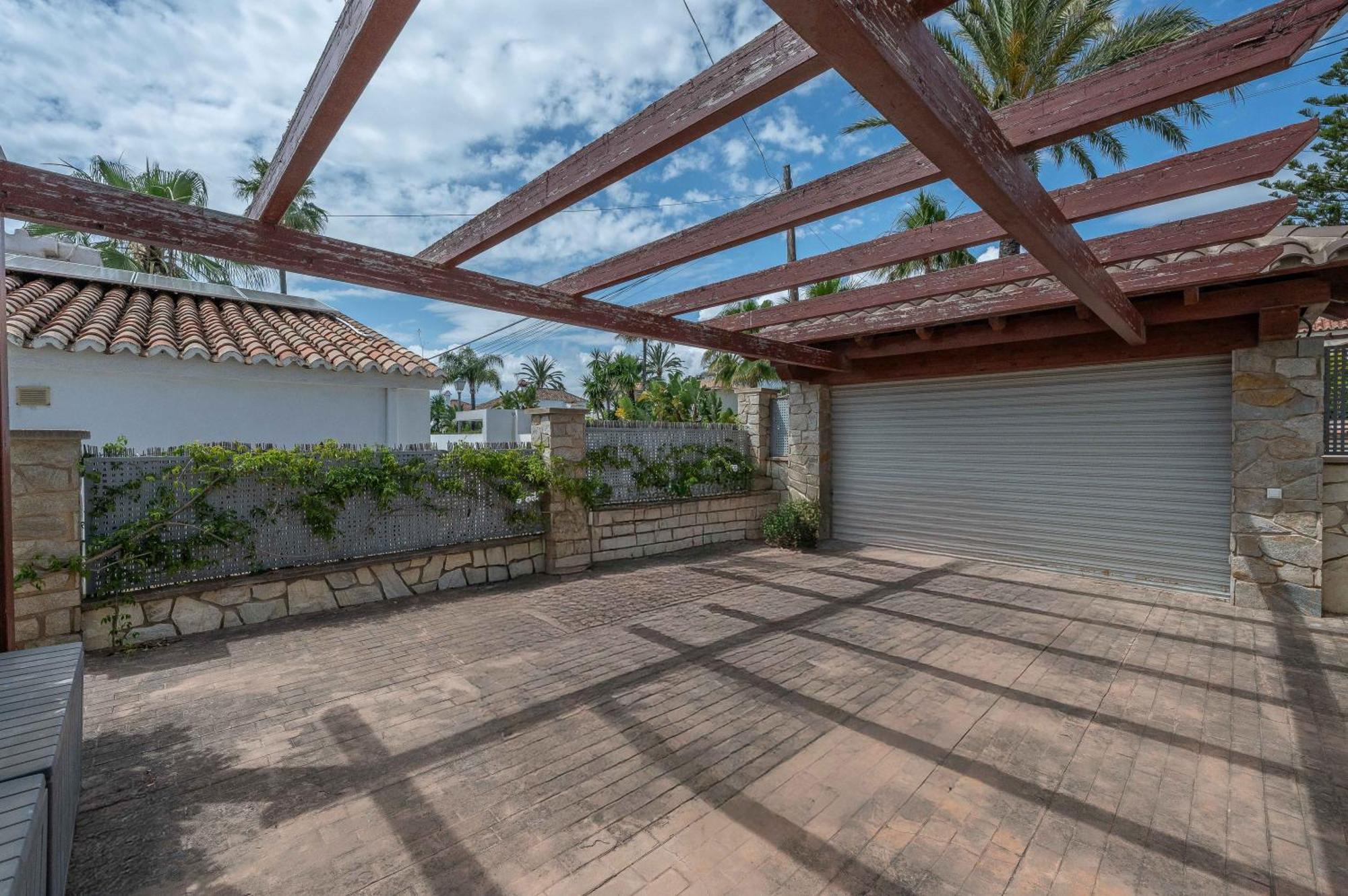 Beachfront With Sea Views & Private Pool Marbella