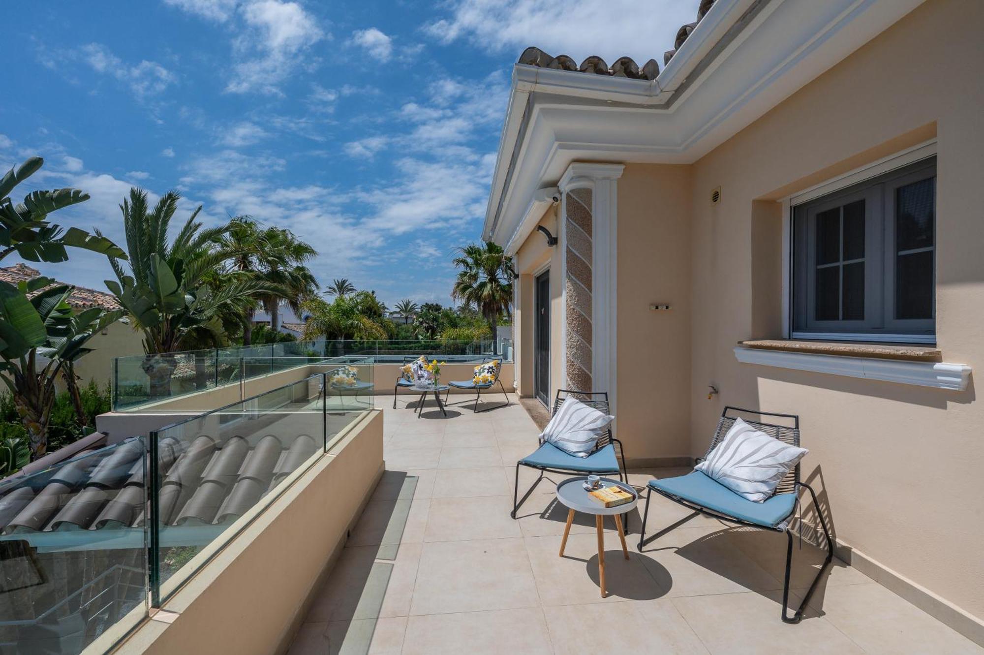 Beachfront With Sea Views & Private Pool Villa *