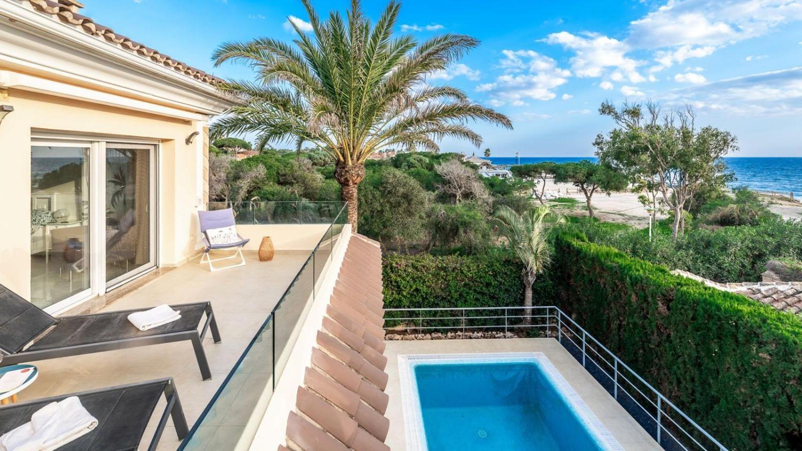 Villa Beachfront With Sea Views & Private Pool *