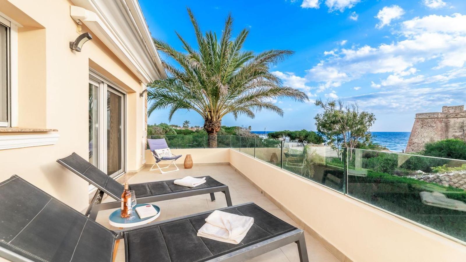 Beachfront With Sea Views & Private Pool *