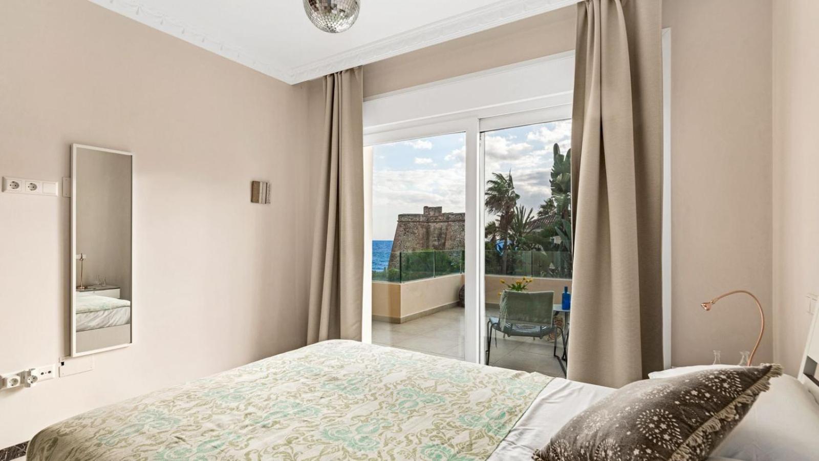 Beachfront With Sea Views & Private Pool Marbella