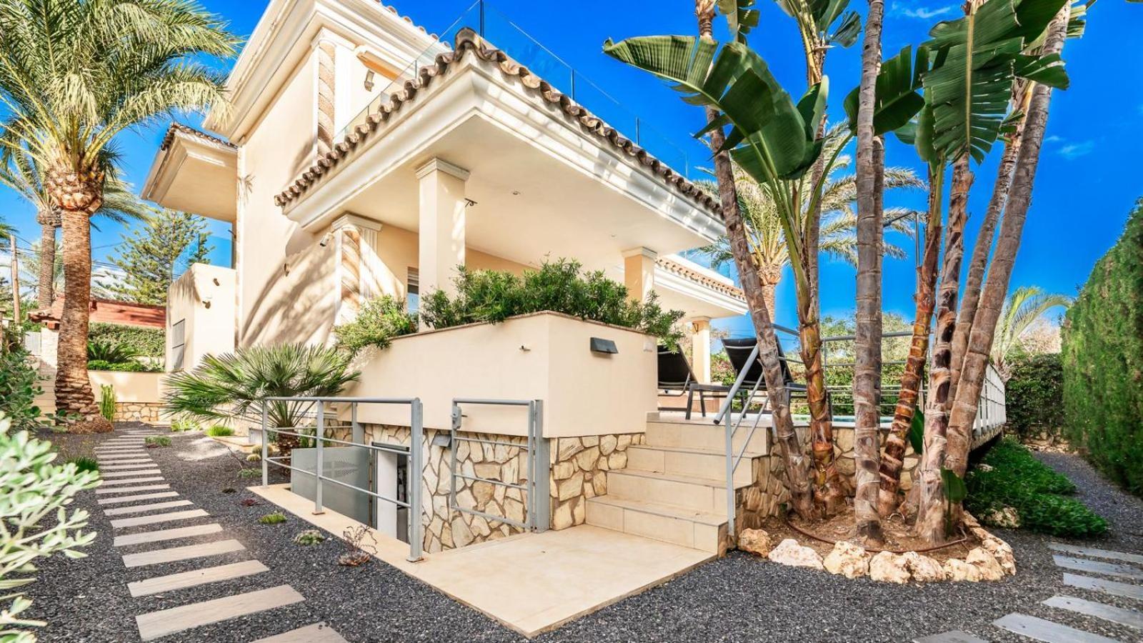 Beachfront With Sea Views & Private Pool