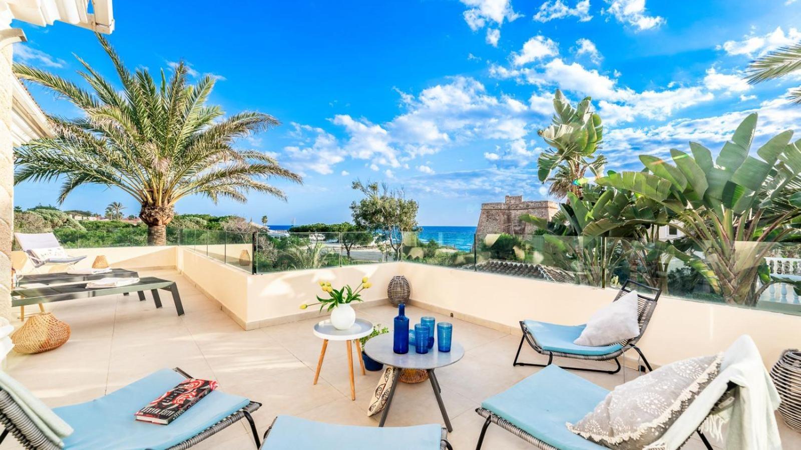 Villa Beachfront With Sea Views & Private Pool