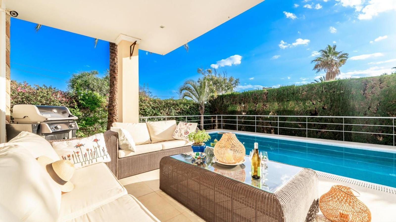 Beachfront With Sea Views & Private Pool Villa