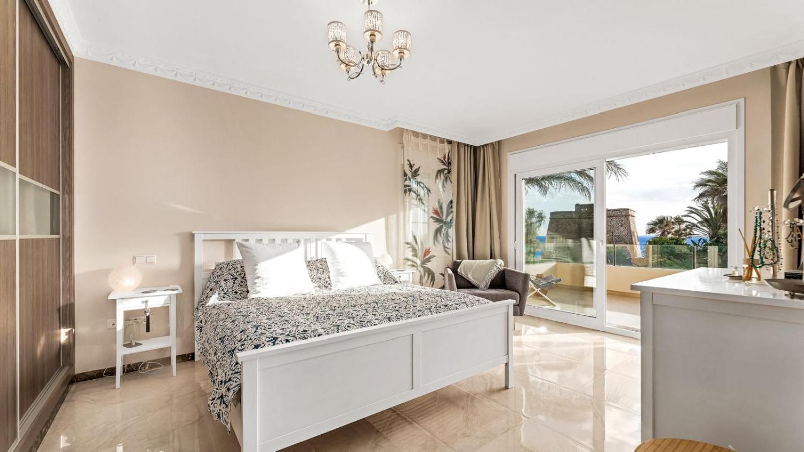 Villa Beachfront With Sea Views & Private Pool *