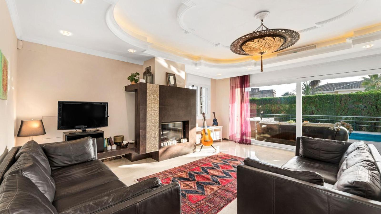 Beachfront With Sea Views & Private Pool Villa Marbella