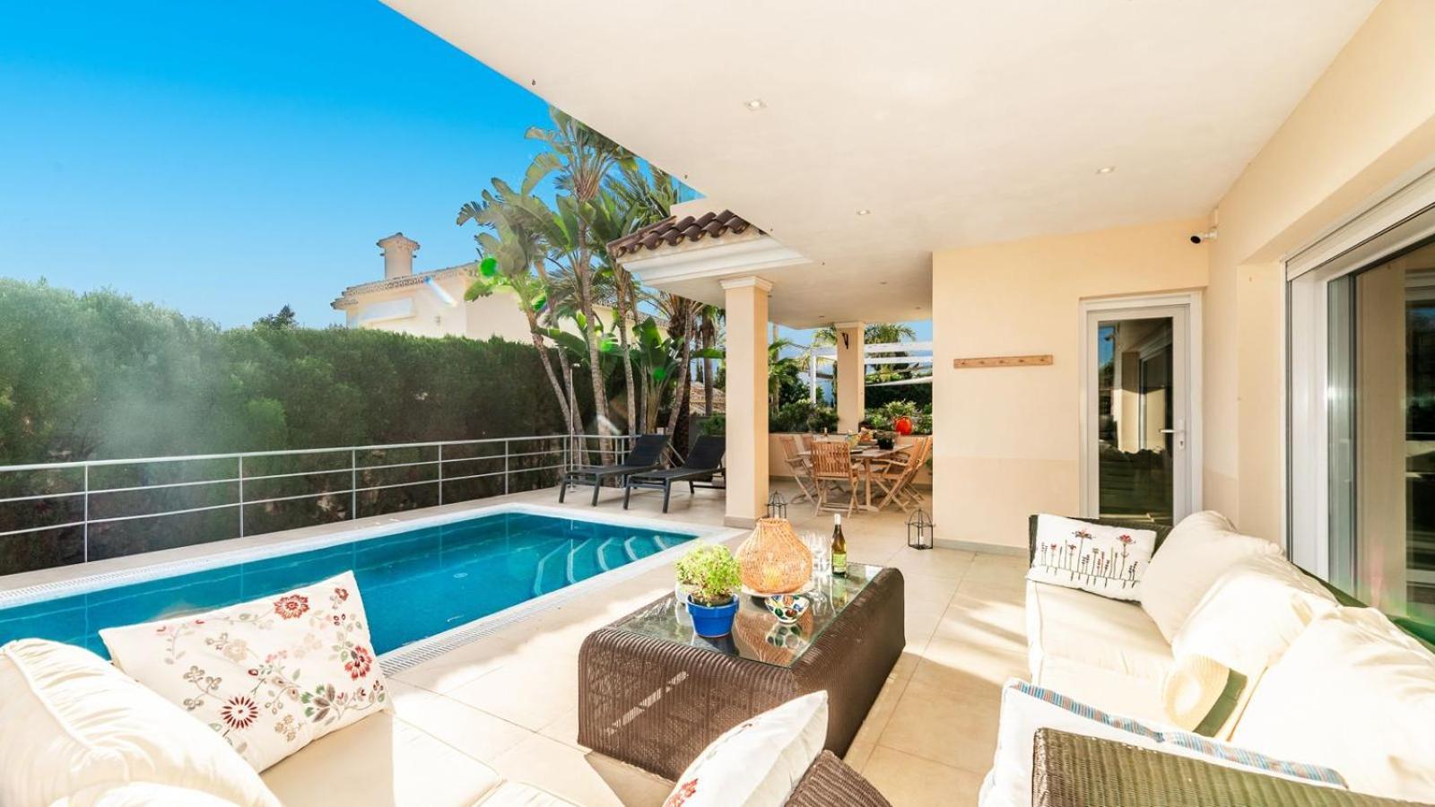 Beachfront With Sea Views & Private Pool *