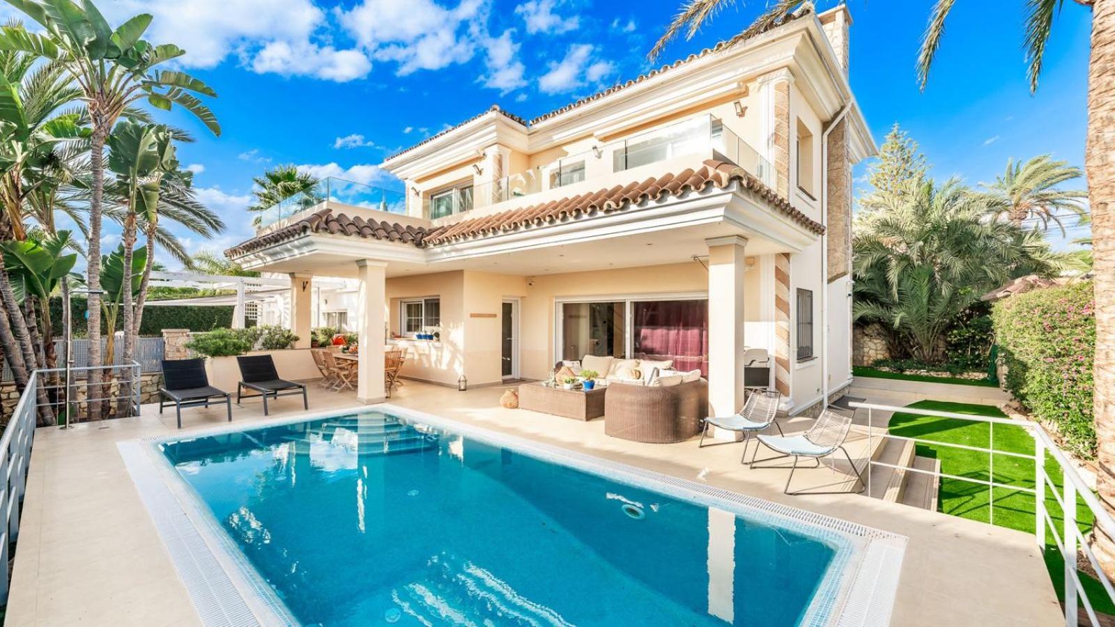 Beachfront With Sea Views & Private Pool